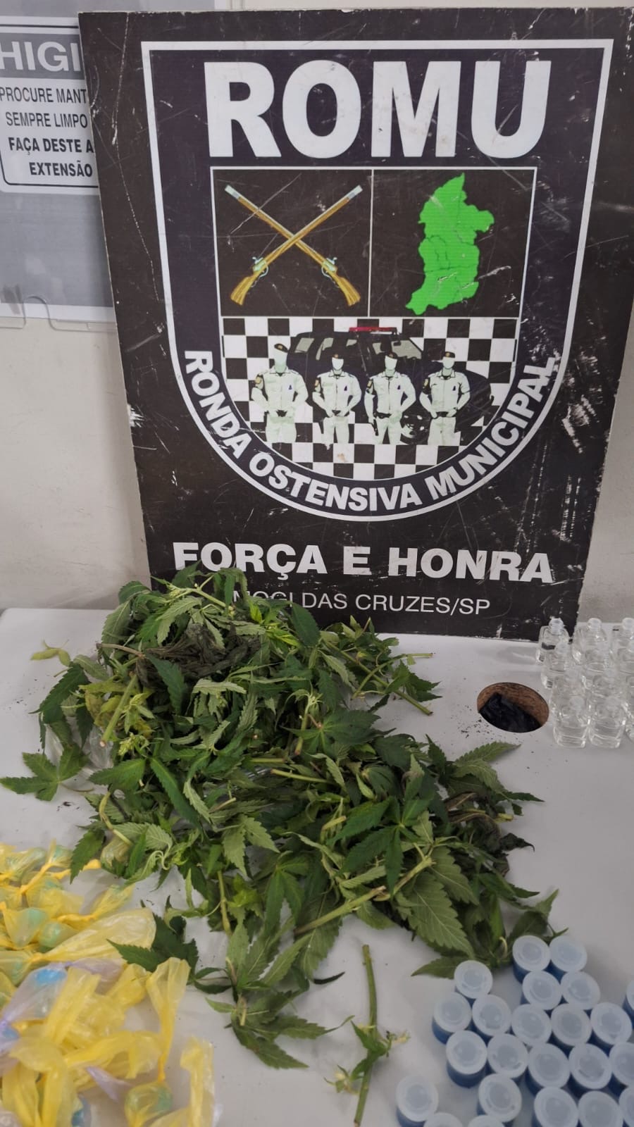 ROMU de Mogi das Cruzes prende dois homens por tráfico de drogas no bairro Nova União