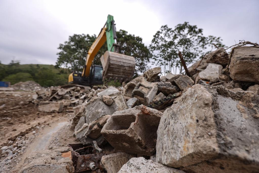 Guararema transforma entulho de demolição em cascalho para estradas rurais