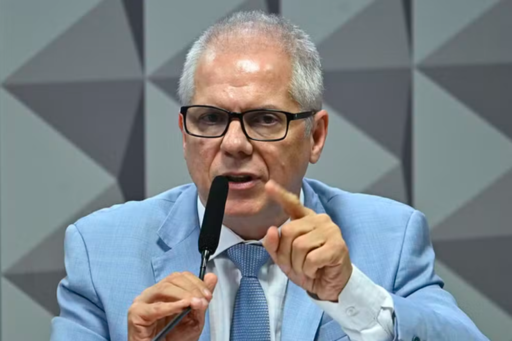 Ex-presidente do INSS é preso pela PF em operação contra fraudes em aposentadorias