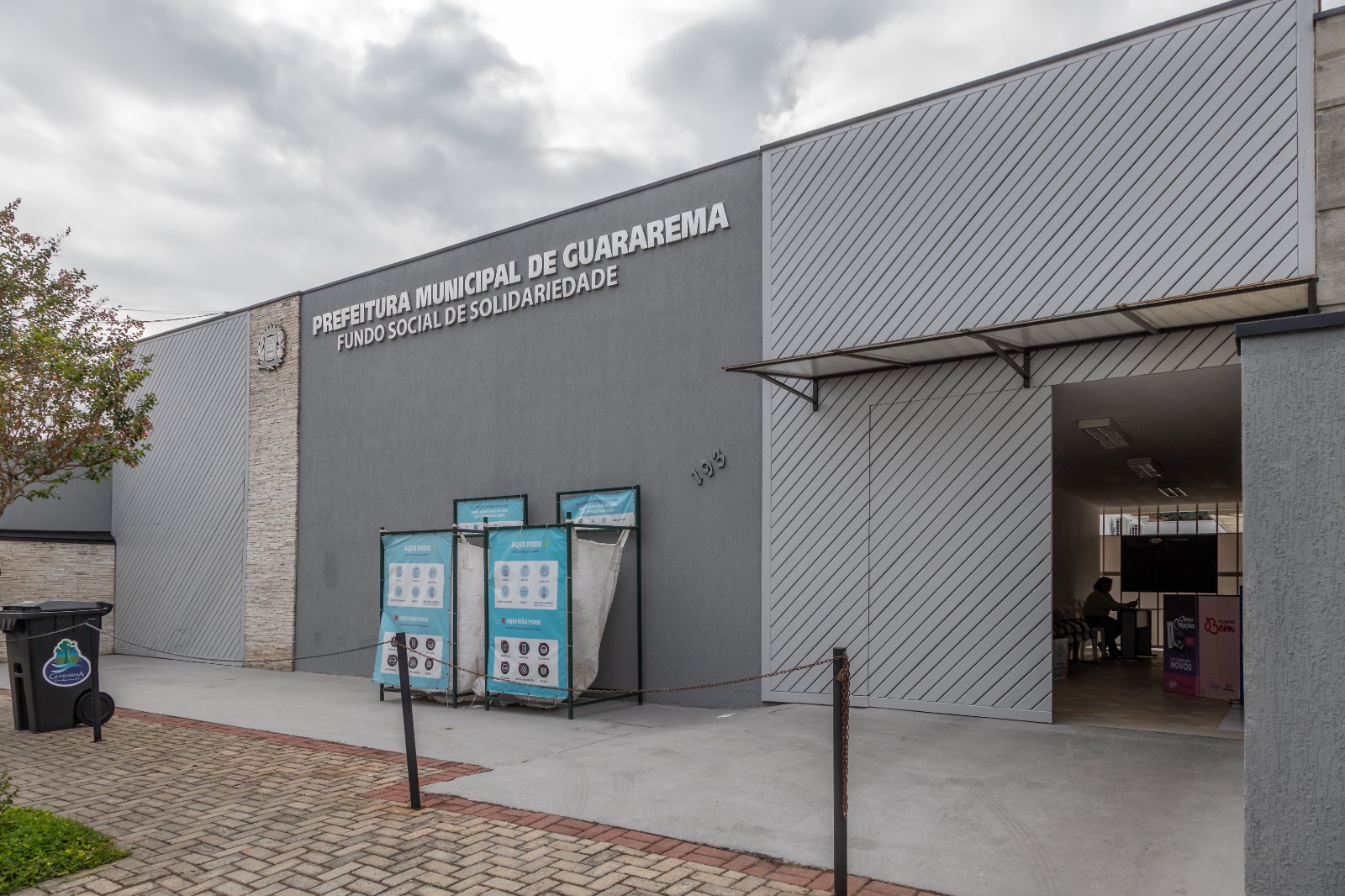 Guararema troca recicláveis por cestas básicas com ingressos para filme local