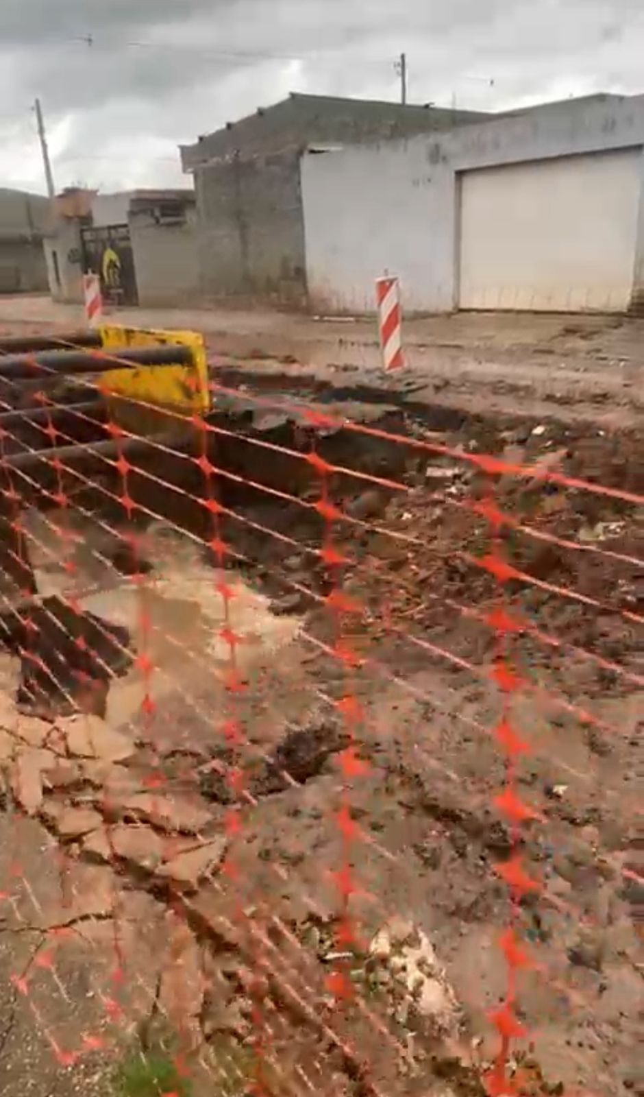 Moradora do bairro Jardim Santos Dumont II denuncia transtornos causados por obra em sua rua, em Mogi das Cruzes