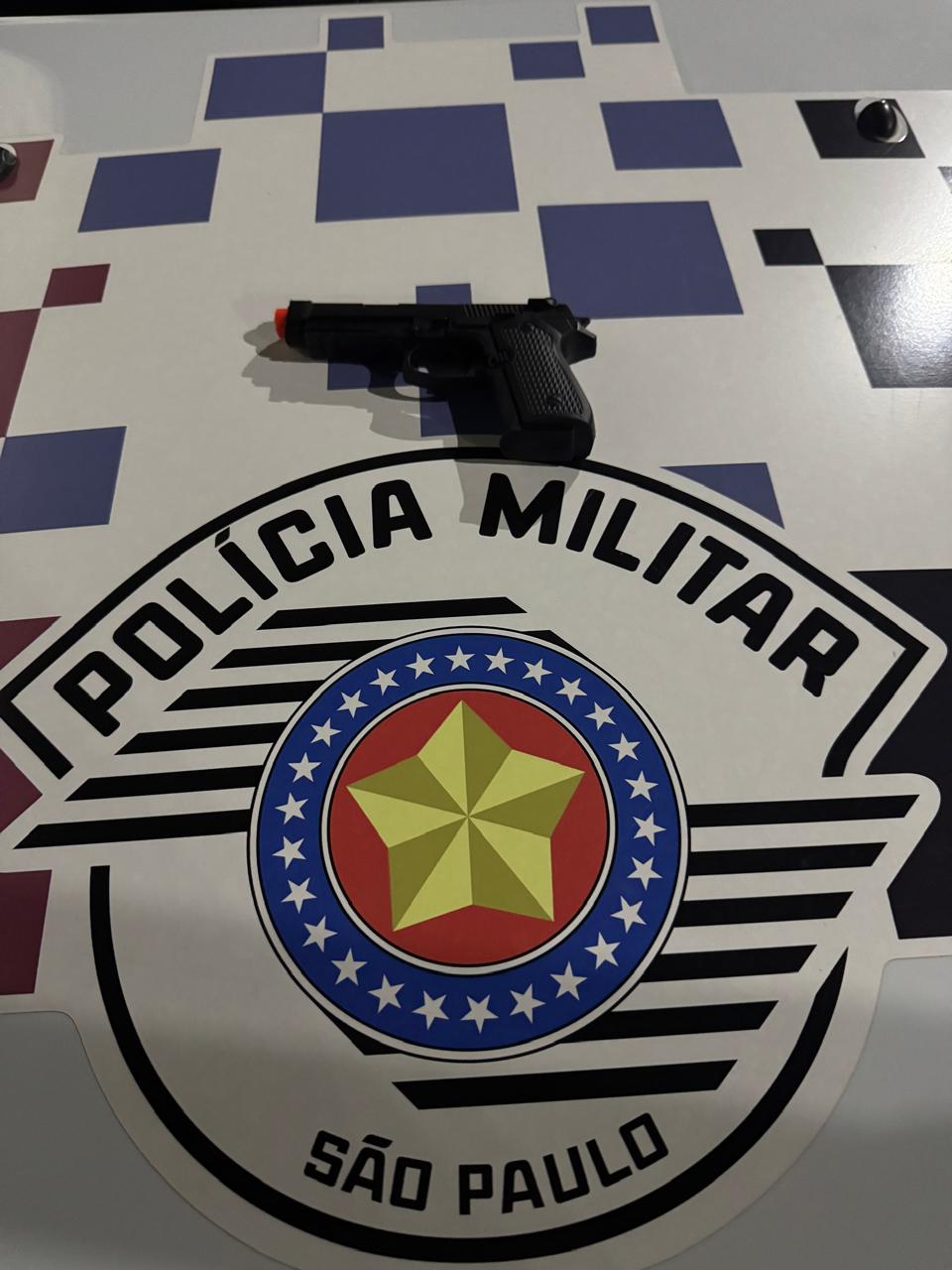 Polícia Militar apreende arma falsa após denúncia em ponto de ônibus em Salesópolis