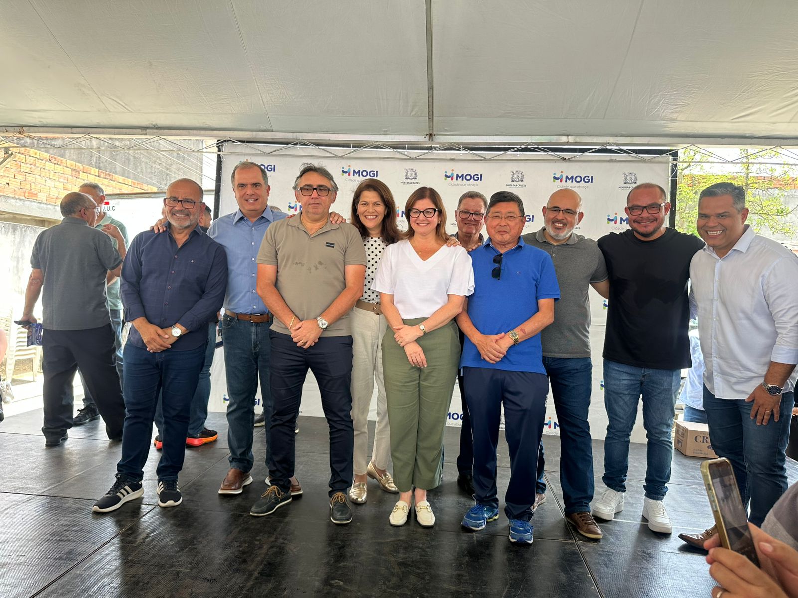 Prefeita Mara Bertaiolli e vice Teo Cusatis anunciam pacote de obras em Jundiapeba