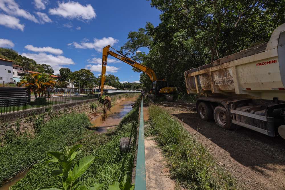 Prefeitura de Guararema realiza limpeza no ribeirão Nogueira